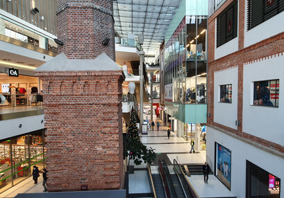 Opava: Obchodní dům Breda – obchodní centrum v upravených prostorách bývalého pivovaru, navazující na OD Breda se zachovanými původními prvky